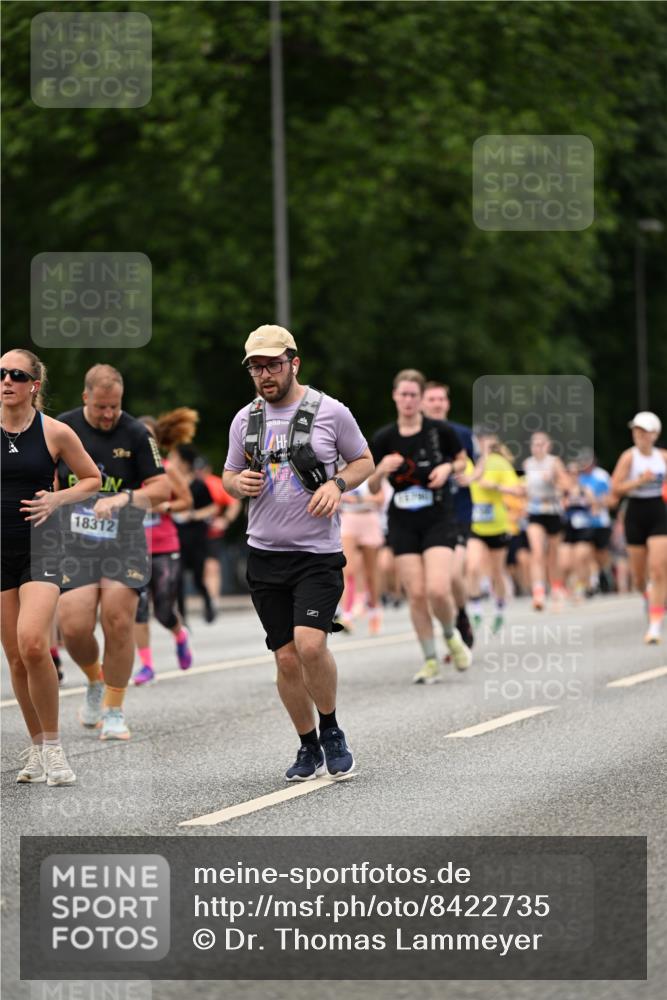 29.06.2025 - hella hamburg halbmarathon Dr. Thomas Lammeyer http://msf.ph/oto/8422735 29.06.2025 10:48:21 Kennedybrücke 1400, 1459, 2258, 2343, 2674, 2733, 3597, 4636, 4866, 5001, 5192, 5201, 5214, 5649, 5902, 5905, 6096, 6226, 6334, 6931, 7197, 8058, 8504, 8591, 9704, 9879, 10006, 10097, 10220, 10285, 10553, 11093, 11279 meine-sportfotos.de