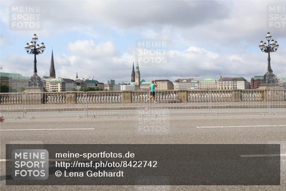 29.06.2025 - hella hamburg halbmarathon Lena Gebhardt http://msf.ph/oto/8422742 29.06.2025 08:57:52 Lombardsbrücke  meine-sportfotos.de