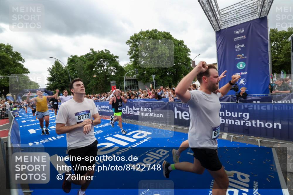 29.06.2025 - hella hamburg halbmarathon Zöllner http://msf.ph/oto/8422748 29.06.2025 10:54:30 Ziel 1442, 3426, 3794, 4635, 4868, 6511, 6512, 7129, 8772, 11009, 11797, 11799, 12321, 12362, 15146, 16327, 19067 meine-sportfotos.de