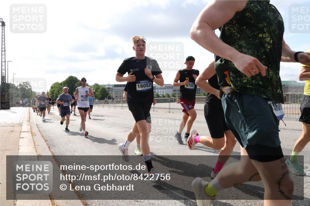 29.06.2025 - hella hamburg halbmarathon Lena Gebhardt http://msf.ph/oto/8422756 29.06.2025 09:52:01 Lombardsbrücke 12438, 15451, 16052, 83, 705, 1057, 1312, 1353, 1520, 1569, 1570, 1604, 1631, 1763, 1903, 2653, 2880, 3305, 3437, 3697, 4634, 4843, 4865, 4991, 5014, 5047, 5129, 5231, 5336, 5410, 5690, 5987, 6373, 6490, 6700, 6705, 6711, 6770, 7092, 7105, 7185, 7363, 7710, 8074, 8346, 8359, 8564, 8871, 8900, 9114, 9358, 9364, 9444, 9547, 9659, 10319, 10375, 10480, 10493, 10669, 10691, 10934, 10978, 11021, 11417, 11714, 11821, 12438, 12623, 12711, 13728 meine-sportfotos.de