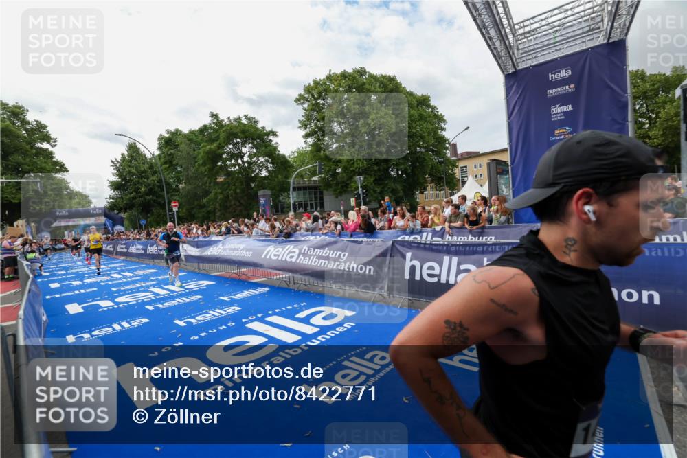 29.06.2025 - hella hamburg halbmarathon Zöllner http://msf.ph/oto/8422771 29.06.2025 10:32:43 Ziel 1990, 7965, 8062, 12987, 13961, 14293, 14908, 16619, 17117, 17151 meine-sportfotos.de