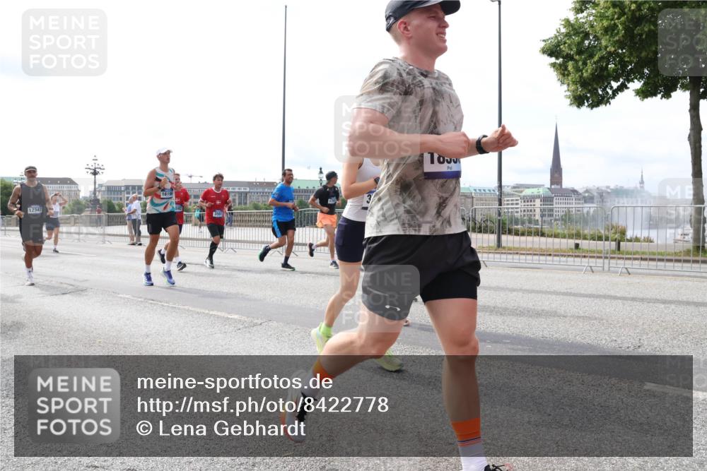 29.06.2025 - hella hamburg halbmarathon Lena Gebhardt http://msf.ph/oto/8422778 29.06.2025 10:18:49 Lombardsbrücke 12347, 16196, 1234, 1349, 1521, 1820, 2096, 2703, 2781, 2802, 2821, 3026, 3105, 3118, 3202, 3529, 3591, 3592, 3631, 4123, 4383, 4718, 4802, 4845, 5049, 5264, 5266, 5323, 5834, 5909, 5910, 6194, 6249, 6332, 6413, 6533, 6736, 7051, 7121, 7160, 7214, 7252, 7454, 8341, 8665, 8780, 9222, 9270, 9272, 9276, 9505, 9549, 9586, 9658, 9748, 9756, 9757, 10037, 10172, 10467, 10502, 10659, 10687, 10816, 12541, 12548, 12552, 12703, 13341 meine-sportfotos.de