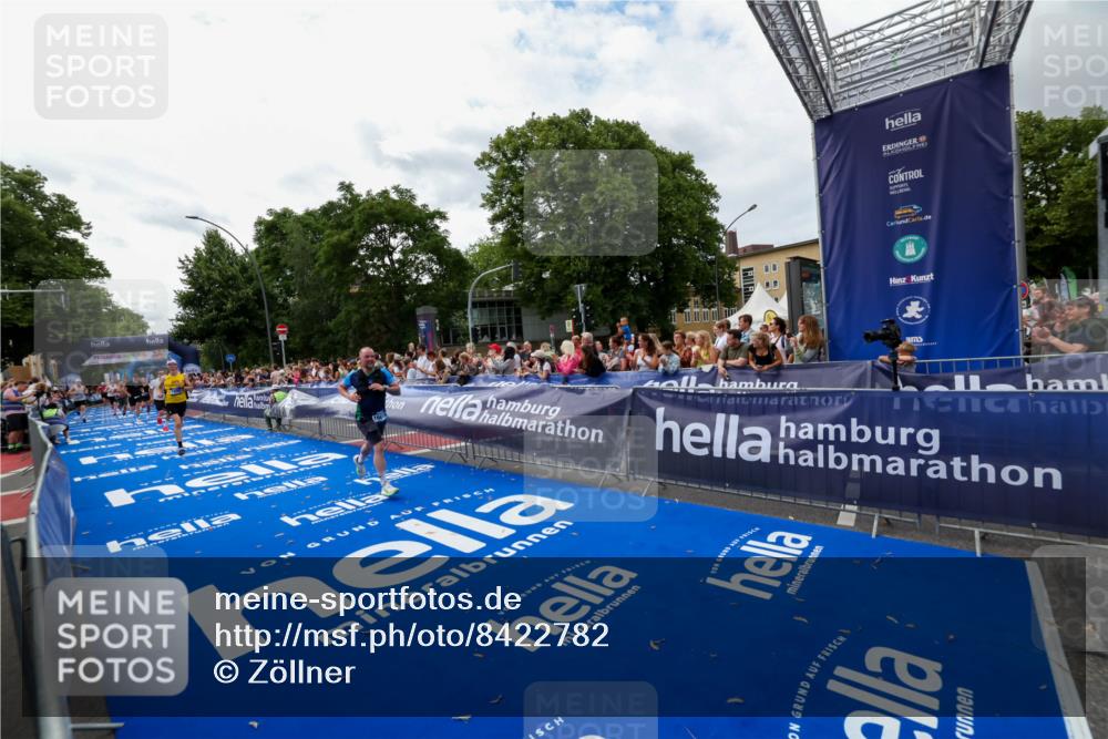 29.06.2025 - hella hamburg halbmarathon Zöllner http://msf.ph/oto/8422782 29.06.2025 10:32:44 Ziel 1990, 7965, 8062, 12987, 13961, 14293, 14908, 16619, 17117, 17151 meine-sportfotos.de