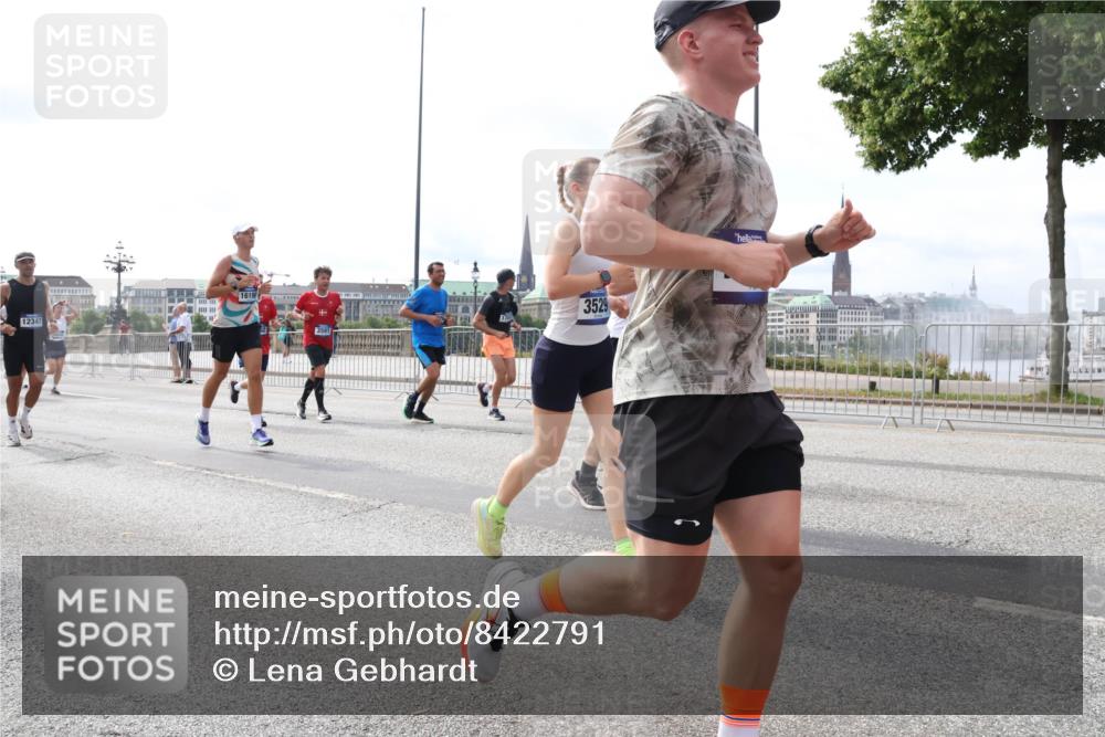 29.06.2025 - hella hamburg halbmarathon Lena Gebhardt http://msf.ph/oto/8422791 29.06.2025 10:18:49 Lombardsbrücke 12347, 1619, 3529, 1234, 1349, 1521, 1820, 2096, 2703, 2781, 2802, 2821, 3026, 3105, 3118, 3202, 3529, 3591, 3592, 3631, 4123, 4383, 4718, 4802, 4845, 5049, 5264, 5266, 5323, 5834, 5909, 5910, 6194, 6249, 6332, 6413, 6533, 6736, 7051, 7121, 7160, 7214, 7252, 7454, 8341, 8665, 8780, 9222, 9270, 9272, 9276, 9505, 9549, 9586, 9658, 9748, 9756, 9757, 10037, 10172, 10467, 10502, 10659, 10687, 10816, 12541, 12548, 12552, 12703, 13341 meine-sportfotos.de