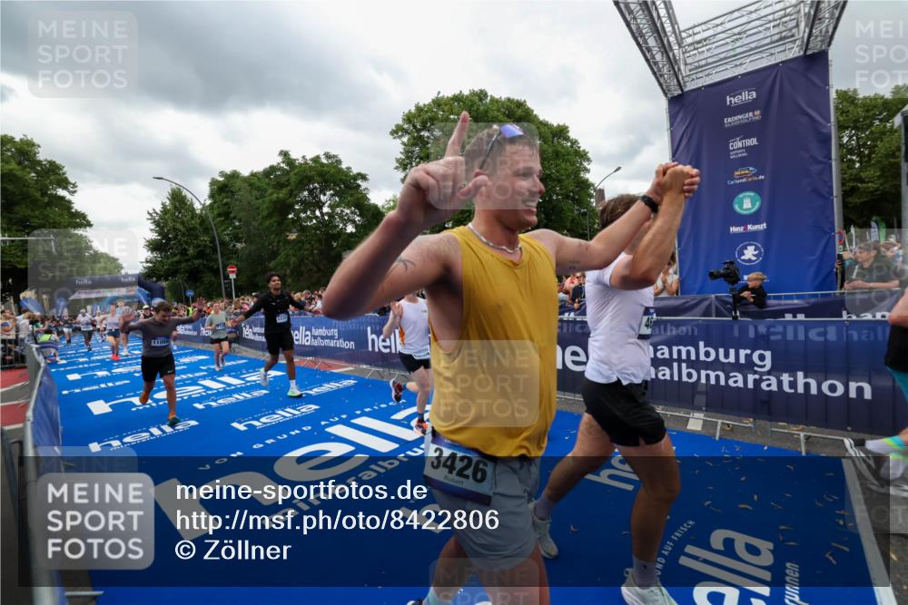 29.06.2025 - hella hamburg halbmarathon Zöllner http://msf.ph/oto/8422806 29.06.2025 10:54:32 Ziel 2474, 3426, 3794, 4635, 4868, 7129, 8798, 11009, 11797, 11799, 12321, 12362, 12607, 15146, 16327, 19067 meine-sportfotos.de