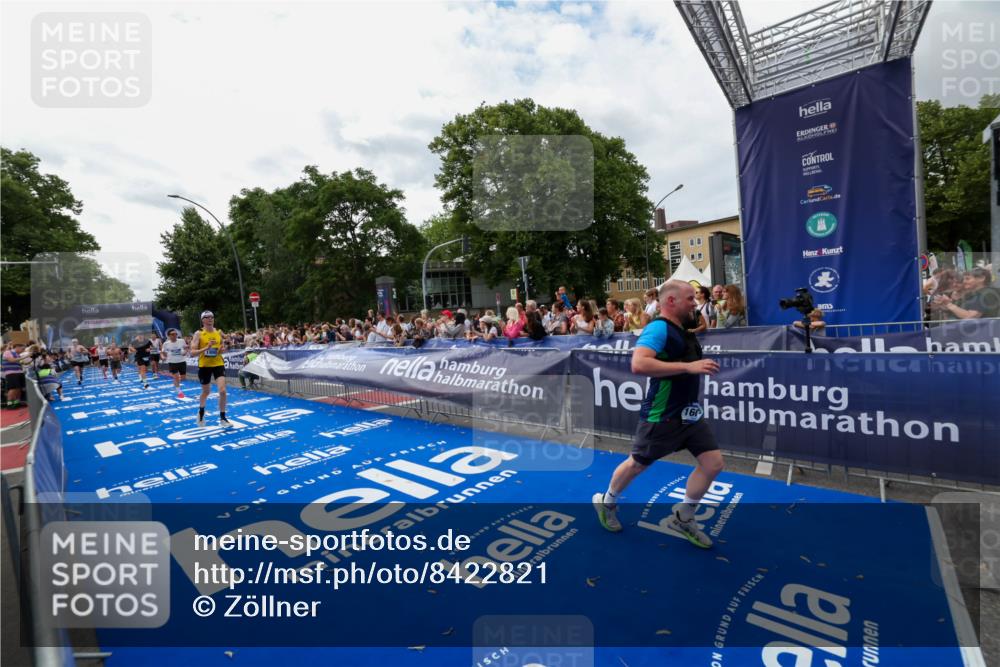 29.06.2025 - hella hamburg halbmarathon Zöllner http://msf.ph/oto/8422821 29.06.2025 10:32:45 Ziel 1990, 7965, 8062, 12987, 13961, 14028, 15054, 16619, 17117, 17151 meine-sportfotos.de