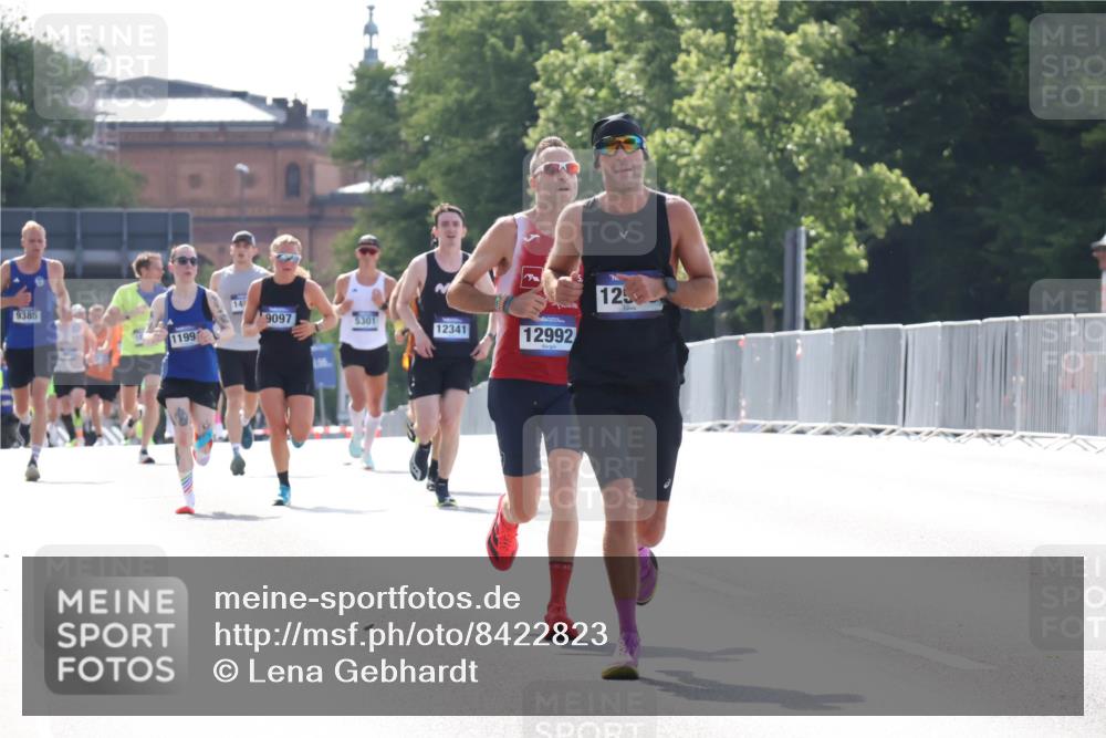 29.06.2025 - hella hamburg halbmarathon Lena Gebhardt http://msf.ph/oto/8422823 29.06.2025 09:42:50 Lombardsbrücke 14, 125, 9385, 9097, 5301, 12341, 1199, 12992, 2618, 4338, 5612, 7331, 7855, 9097, 9269, 10468, 11078, 11228, 11994, 12341, 12360, 12529, 12992, 13346, 13872, 13913, 14113, 14753, 14836, 15253, 16615, 17614, 18740, 19041, 19042, 19050, 19076, 19078 meine-sportfotos.de