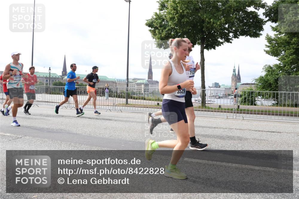 29.06.2025 - hella hamburg halbmarathon Lena Gebhardt http://msf.ph/oto/8422828 29.06.2025 10:18:50 Lombardsbrücke 16196, 3529, 7121, 1234, 1349, 1521, 1718, 1820, 2096, 2703, 2781, 2802, 2821, 3026, 3105, 3118, 3202, 3529, 3591, 3592, 3631, 4123, 4383, 4718, 4802, 4845, 5049, 5264, 5266, 5323, 5834, 5909, 5910, 6194, 6249, 6332, 6413, 6533, 6736, 7051, 7121, 7160, 7214, 7252, 7454, 8341, 8665, 8780, 9222, 9270, 9272, 9276, 9505, 9549, 9586, 9658, 9748, 9756, 9757, 10037, 10172, 10467, 10502, 10659, 10687, 10816, 12541, 12548, 12552, 12703, 13341 meine-sportfotos.de