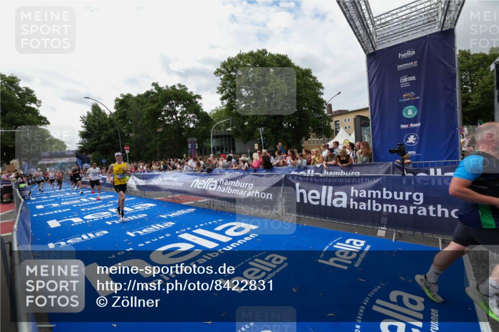 29.06.2025 - hella hamburg halbmarathon Zöllner http://msf.ph/oto/8422831 29.06.2025 10:32:45 Ziel 1990, 7965, 8062, 12987, 13961, 14028, 15054, 16619, 17117, 17151 meine-sportfotos.de