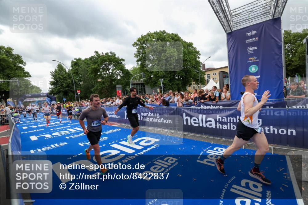 29.06.2025 - hella hamburg halbmarathon Zöllner http://msf.ph/oto/8422837 29.06.2025 10:54:33 Ziel 2474, 3426, 3794, 4868, 5259, 7129, 8798, 11009, 11797, 11799, 12321, 12607, 15146, 16327, 19067 meine-sportfotos.de