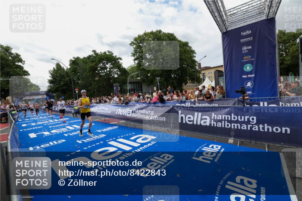 29.06.2025 - hella hamburg halbmarathon Zöllner http://msf.ph/oto/8422843 29.06.2025 10:32:46 Ziel 1990, 7965, 8062, 12987, 13961, 14028, 15054, 16619, 17117, 17151 meine-sportfotos.de
