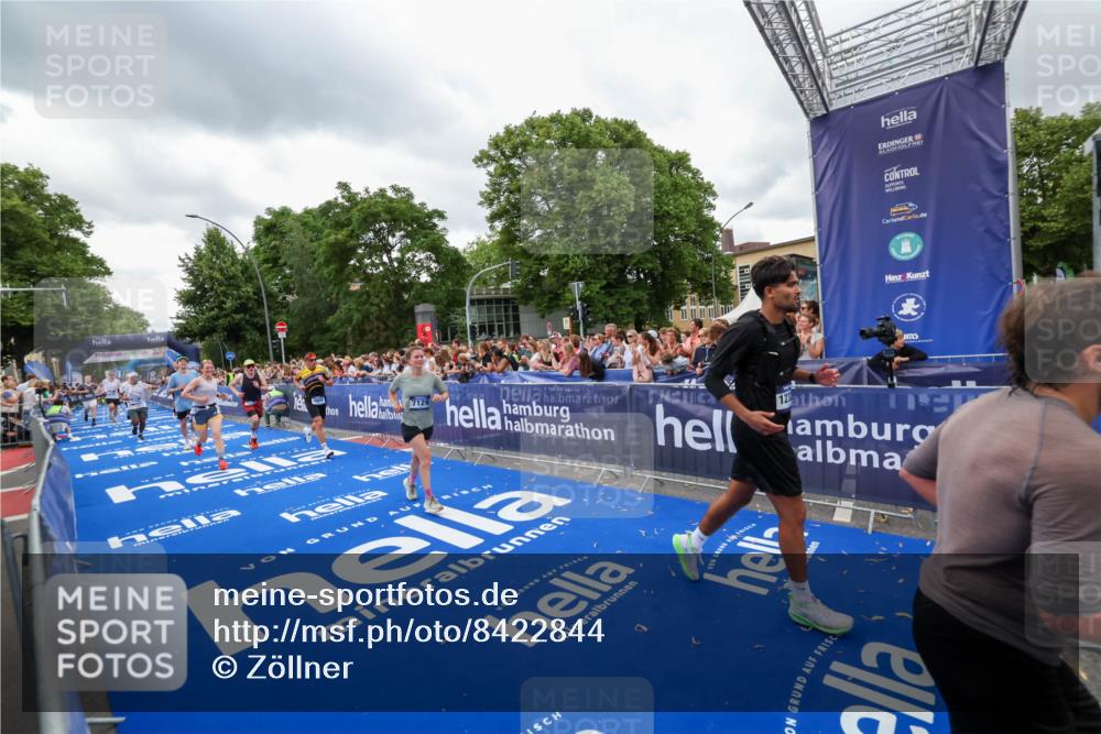 29.06.2025 - hella hamburg halbmarathon Zöllner http://msf.ph/oto/8422844 29.06.2025 10:54:34 Ziel 2474, 3794, 4868, 5259, 7129, 8798, 11009, 11797, 11799, 12321, 12607, 15146, 19067 meine-sportfotos.de