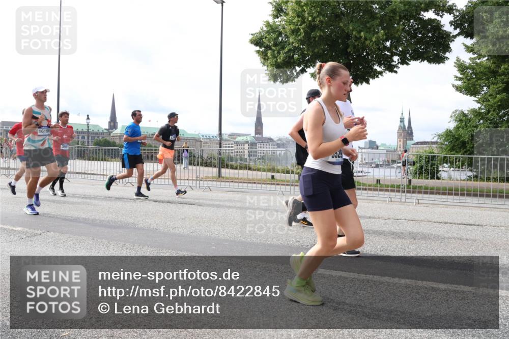 29.06.2025 - hella hamburg halbmarathon Lena Gebhardt http://msf.ph/oto/8422845 29.06.2025 10:18:50 Lombardsbrücke 16196, 3591, 529, 1234, 1349, 1521, 1718, 1820, 2096, 2703, 2781, 2802, 2821, 3026, 3105, 3118, 3202, 3529, 3591, 3592, 3631, 4123, 4383, 4718, 4802, 4845, 5049, 5264, 5266, 5323, 5834, 5909, 5910, 6194, 6249, 6332, 6413, 6533, 6736, 7051, 7121, 7160, 7214, 7252, 7454, 8341, 8665, 8780, 9222, 9270, 9272, 9276, 9505, 9549, 9586, 9658, 9748, 9756, 9757, 10037, 10172, 10467, 10502, 10659, 10687, 10816, 12541, 12548, 12552, 12703, 13341 meine-sportfotos.de