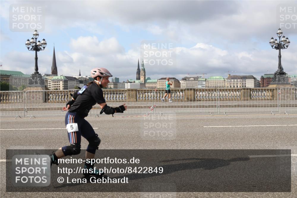 29.06.2025 - hella hamburg halbmarathon Lena Gebhardt http://msf.ph/oto/8422849 29.06.2025 08:57:52 Lombardsbrücke 5 meine-sportfotos.de