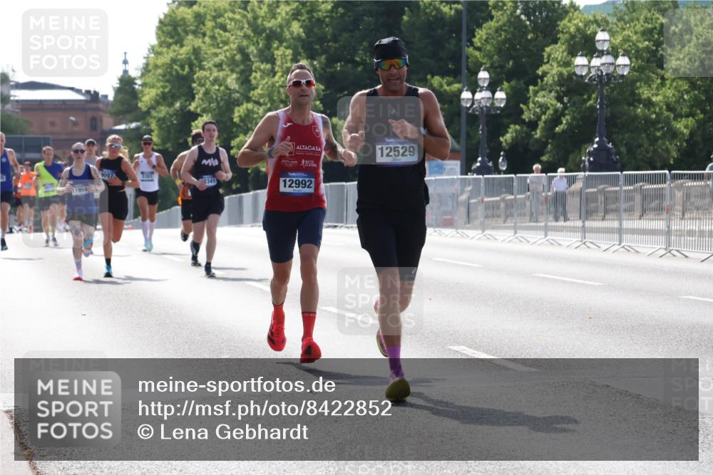 29.06.2025 - hella hamburg halbmarathon Lena Gebhardt http://msf.ph/oto/8422852 29.06.2025 09:42:51 Lombardsbrücke 9097, 7587, 2341, 11994, 12992, 12529, 2618, 4338, 5612, 7331, 7855, 9097, 9269, 10468, 11078, 11228, 11994, 12341, 12360, 12529, 12992, 13346, 13872, 13913, 14728, 14753, 14836, 15253, 16615, 17614, 18740, 19041, 19042, 19050, 19076, 19078 meine-sportfotos.de