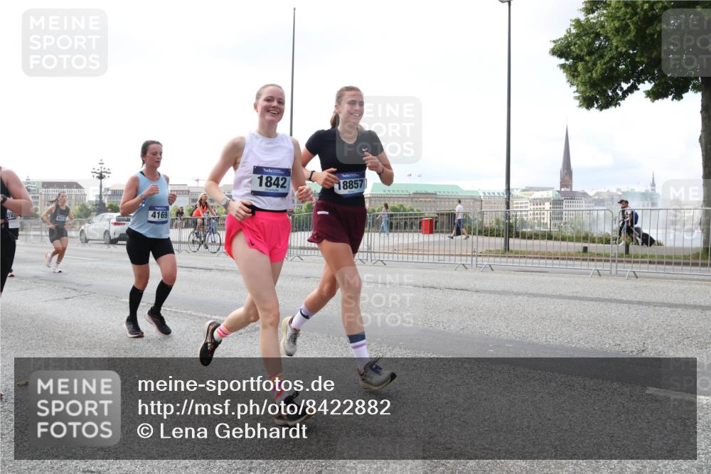 29.06.2025 - hella hamburg halbmarathon Lena Gebhardt http://msf.ph/oto/8422882 29.06.2025 10:06:04 Lombardsbrücke 4169, 1842, 18857, 1229, 1245, 1448, 1830, 1842, 2471, 2540, 3062, 3461, 3929, 4169, 4542, 4868, 5431, 5762, 6014, 6314, 7138, 7741, 8051, 8316, 8894, 8909, 9339, 9361, 9477, 9917, 10781, 10791, 10998, 11958, 13042, 13054, 13481, 13863, 14369, 14987, 15113, 15145, 15229, 15462, 15537, 15766, 15772, 16441, 16687, 17239, 17731, 17740, 17746, 17885, 18768, 18857, 18966, 18973, 19248 meine-sportfotos.de
