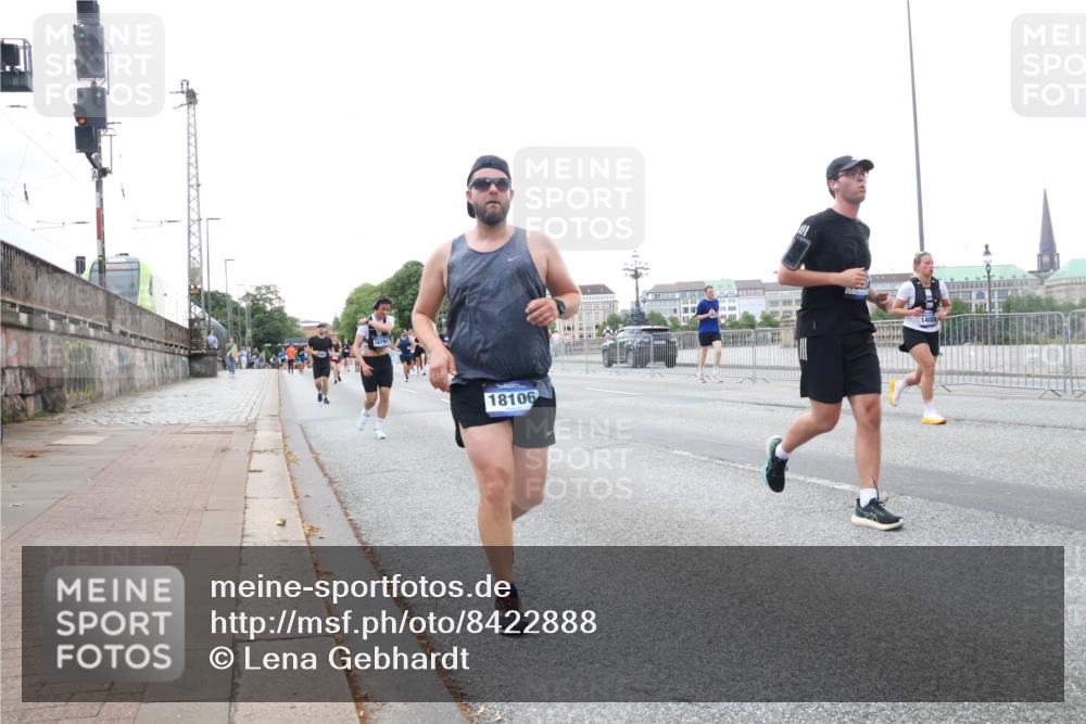 29.06.2025 - hella hamburg halbmarathon Lena Gebhardt http://msf.ph/oto/8422888 29.06.2025 10:52:55 Lombardsbrücke 18106, 1369, 1826, 2146, 2291, 2362, 2420, 2528, 2701, 2983, 2988, 3140, 3227, 3787, 4591, 4626, 4729, 5360, 6135, 6521, 7032, 7511, 7681, 7737, 8641, 9068, 9070, 9103, 9545, 10055, 10080, 10392, 10417, 10568, 10600, 10661, 10879, 10928, 10981, 11520, 11524, 11919, 12127, 12128, 12994, 13489, 13916, 13917, 14009, 14765, 14807, 14977, 14979, 16137 meine-sportfotos.de