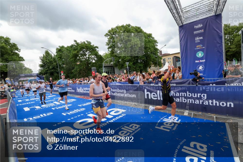 29.06.2025 - hella hamburg halbmarathon Zöllner http://msf.ph/oto/8422892 29.06.2025 10:54:36 Ziel 2474, 3794, 4868, 5259, 8798, 9012, 10040, 10368, 10376, 11797, 11799, 12607, 15146 meine-sportfotos.de