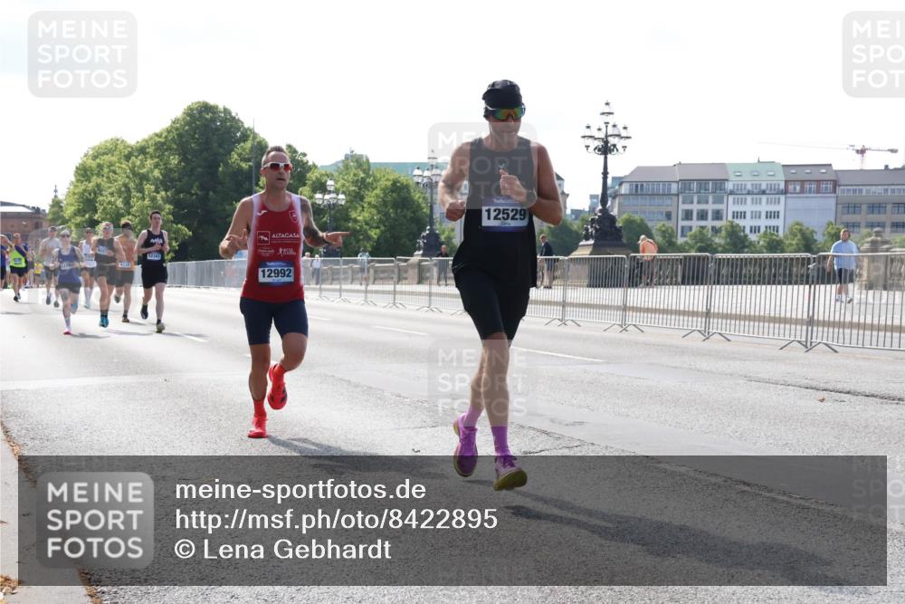 29.06.2025 - hella hamburg halbmarathon Lena Gebhardt http://msf.ph/oto/8422895 29.06.2025 09:42:53 Lombardsbrücke 9097, 4338, 1199, 12341, 12992, 12529, 2618, 4338, 5301, 5612, 7331, 7855, 9097, 9269, 9385, 10468, 11078, 11228, 11994, 12341, 12360, 12529, 12992, 13346, 13872, 13913, 14728, 14753, 14836, 15253, 16615, 17614, 18037, 18740, 19041, 19042, 19050, 19076, 19078 meine-sportfotos.de