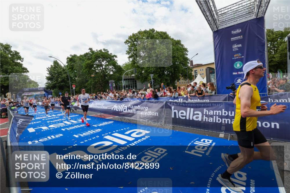 29.06.2025 - hella hamburg halbmarathon Zöllner http://msf.ph/oto/8422899 29.06.2025 10:32:47 Ziel 1990, 7965, 8062, 12987, 13961, 14028, 15054, 17117, 17151 meine-sportfotos.de