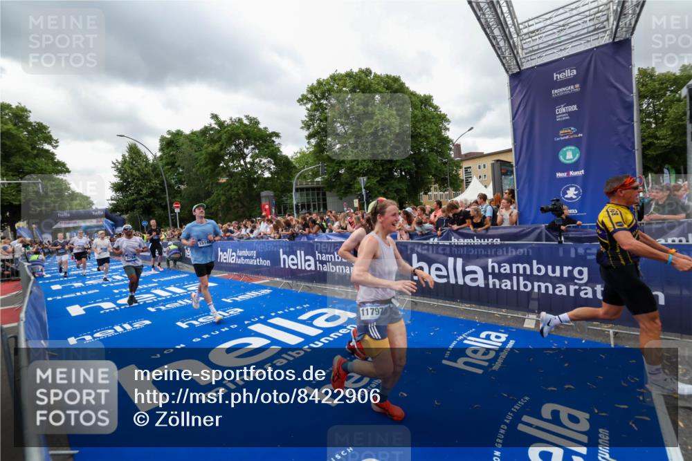 29.06.2025 - hella hamburg halbmarathon Zöllner http://msf.ph/oto/8422906 29.06.2025 10:54:36 Ziel 2474, 3794, 4868, 5259, 8798, 9012, 10040, 10368, 10376, 11797, 11799, 12607, 15146 meine-sportfotos.de