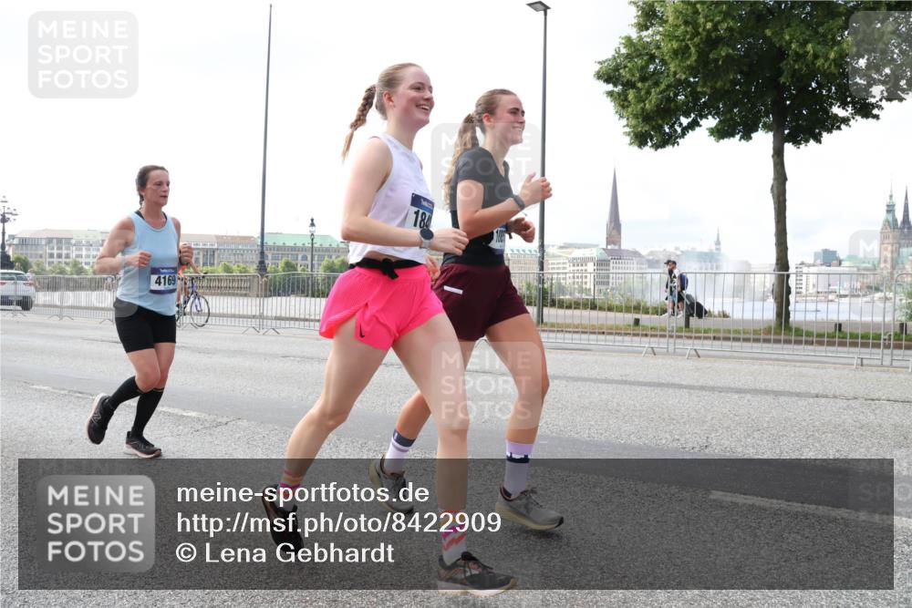 29.06.2025 - hella hamburg halbmarathon Lena Gebhardt http://msf.ph/oto/8422909 29.06.2025 10:06:04 Lombardsbrücke 4169, 184, 1229, 1245, 1448, 1830, 1842, 2471, 2540, 3062, 3461, 3929, 4169, 4542, 4868, 5431, 5762, 6014, 6314, 7138, 7741, 8051, 8316, 8894, 8909, 9339, 9361, 9477, 9917, 10781, 10791, 10998, 11958, 13042, 13054, 13481, 13863, 14369, 14987, 15113, 15145, 15229, 15462, 15537, 15766, 15772, 16441, 16687, 17239, 17731, 17740, 17746, 17885, 18768, 18857, 18966, 18973, 19248 meine-sportfotos.de