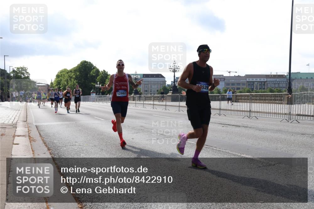 29.06.2025 - hella hamburg halbmarathon Lena Gebhardt http://msf.ph/oto/8422910 29.06.2025 09:42:54 Lombardsbrücke 12992, 2529, 2618, 4338, 5301, 5612, 7331, 7855, 9097, 9269, 9385, 10468, 11078, 11228, 11994, 12341, 12360, 12529, 12992, 13346, 13872, 13913, 14728, 14753, 14836, 16615, 17614, 18037, 18740, 19041, 19042, 19050, 19076, 19078 meine-sportfotos.de