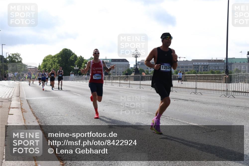 29.06.2025 - hella hamburg halbmarathon Lena Gebhardt http://msf.ph/oto/8422924 29.06.2025 09:42:54 Lombardsbrücke 12992, 12529, 2618, 4338, 5301, 5612, 7331, 7855, 9097, 9269, 9385, 10468, 11078, 11228, 11994, 12341, 12360, 12529, 12992, 13346, 13872, 13913, 14728, 14753, 14836, 16615, 17614, 18037, 18740, 19041, 19042, 19050, 19076, 19078 meine-sportfotos.de