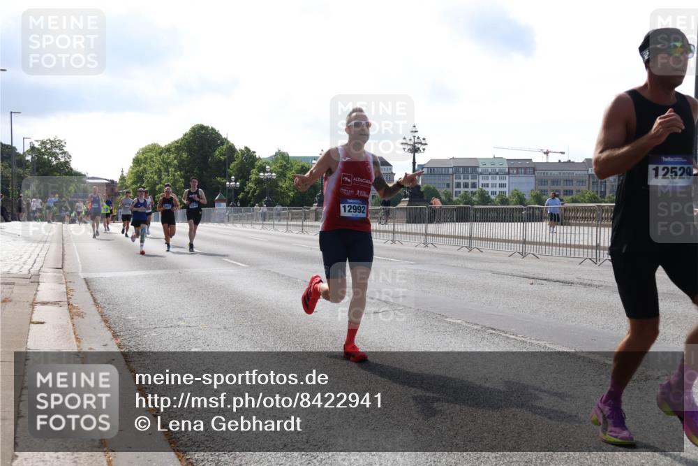 29.06.2025 - hella hamburg halbmarathon Lena Gebhardt http://msf.ph/oto/8422941 29.06.2025 09:42:54 Lombardsbrücke 12992, 12529, 2618, 4338, 5301, 5612, 7331, 7855, 9097, 9269, 9385, 10468, 11078, 11228, 11994, 12341, 12360, 12529, 12992, 13346, 13872, 13913, 14728, 14753, 14836, 16615, 17614, 18037, 18740, 19041, 19042, 19050, 19076, 19078 meine-sportfotos.de