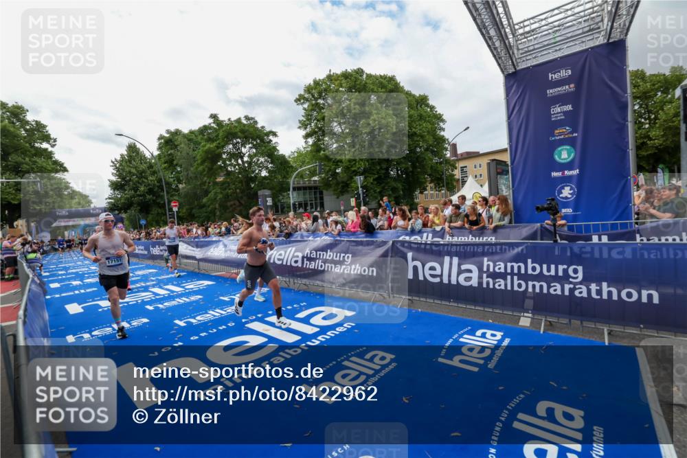 29.06.2025 - hella hamburg halbmarathon Zöllner http://msf.ph/oto/8422962 29.06.2025 10:32:49 Ziel 7965, 8062, 12987, 13686, 13961, 14028, 15054, 16425, 17117, 17151 meine-sportfotos.de