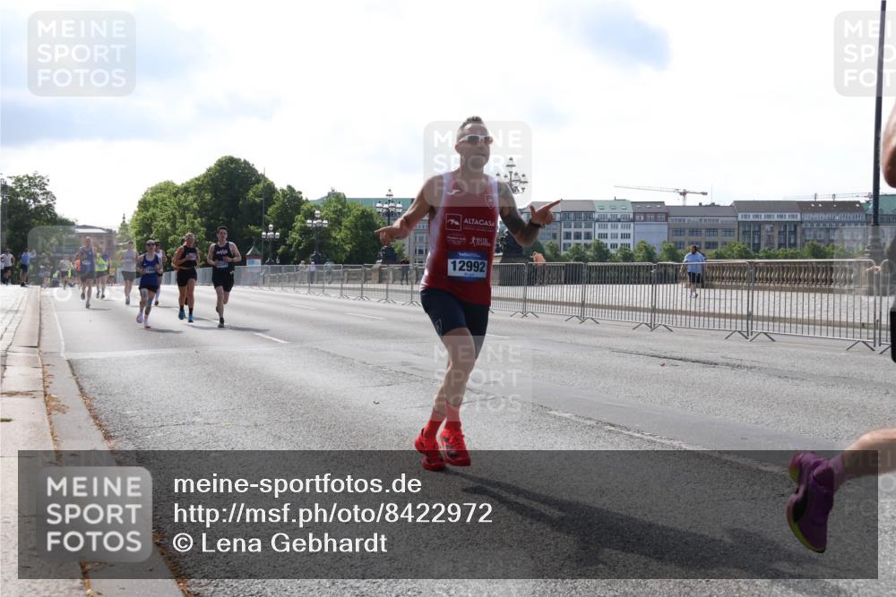 29.06.2025 - hella hamburg halbmarathon Lena Gebhardt http://msf.ph/oto/8422972 29.06.2025 09:42:54 Lombardsbrücke 12992, 2618, 4338, 5301, 5612, 7331, 7855, 9097, 9269, 9385, 10468, 11078, 11228, 11994, 12341, 12360, 12529, 12992, 13346, 13872, 13913, 14728, 14753, 14836, 16615, 17614, 18037, 18740, 19041, 19042, 19050, 19076, 19078 meine-sportfotos.de