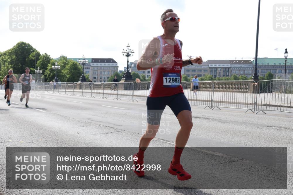 29.06.2025 - hella hamburg halbmarathon Lena Gebhardt http://msf.ph/oto/8422998 29.06.2025 09:42:55 Lombardsbrücke 12992, 4338, 5301, 5612, 7331, 7855, 9097, 9269, 9385, 10468, 11078, 11228, 11994, 12341, 12360, 12529, 12992, 13346, 13872, 13913, 14728, 14753, 14836, 16615, 17614, 18037, 18740, 19041, 19042, 19050, 19076, 19078 meine-sportfotos.de