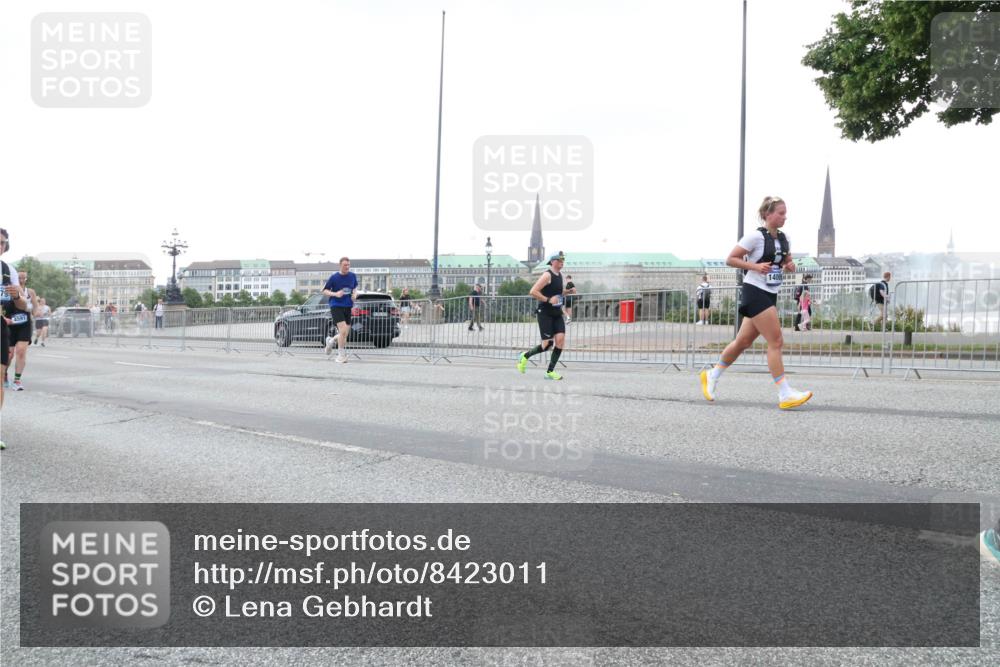 29.06.2025 - hella hamburg halbmarathon Lena Gebhardt http://msf.ph/oto/8423011 29.06.2025 10:52:56 Lombardsbrücke 4591, 1400, 1369, 1826, 2146, 2291, 2362, 2420, 2528, 2701, 2983, 2988, 3140, 3227, 3787, 4591, 4626, 4729, 5360, 6135, 6521, 7032, 7511, 7681, 7737, 8641, 9068, 9070, 9103, 9545, 10055, 10080, 10392, 10417, 10568, 10600, 10661, 10879, 10928, 10981, 11520, 11524, 11919, 12127, 12128, 12994, 13489, 13916, 13917, 14009, 14038, 14765, 14807, 14977, 14979, 16137 meine-sportfotos.de