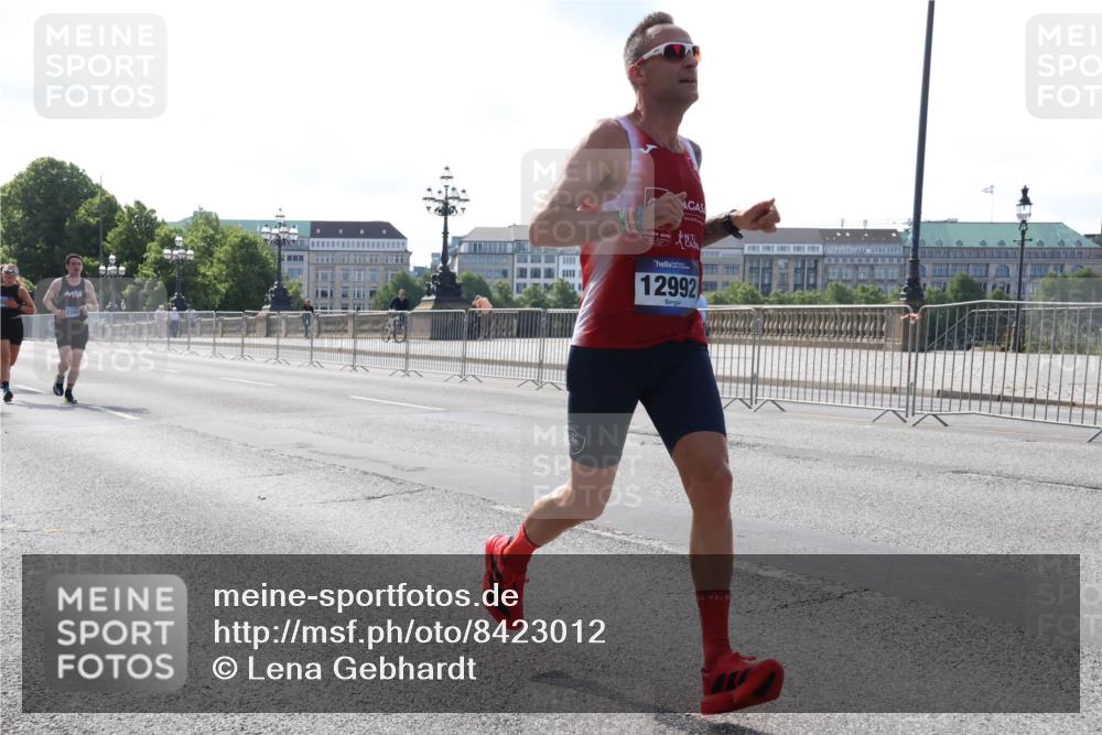 29.06.2025 - hella hamburg halbmarathon Lena Gebhardt http://msf.ph/oto/8423012 29.06.2025 09:42:55 Lombardsbrücke 2341, 12992, 4338, 5301, 5612, 7331, 7855, 9097, 9269, 9385, 10468, 11078, 11228, 11994, 12341, 12360, 12529, 12992, 13346, 13872, 13913, 14728, 14753, 14836, 16615, 17614, 18037, 18740, 19041, 19042, 19050, 19076, 19078 meine-sportfotos.de