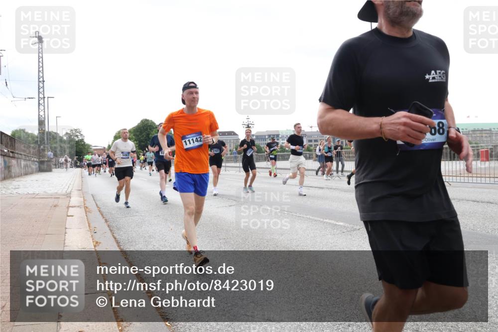 29.06.2025 - hella hamburg halbmarathon Lena Gebhardt http://msf.ph/oto/8423019 29.06.2025 10:43:04 Lombardsbrücke 5067, 11142, 3764, 08, 1149, 1467, 1656, 1788, 1816, 1878, 1964, 2103, 2158, 2267, 2361, 2401, 2450, 2509, 2940, 2941, 2971, 3074, 3238, 3283, 3329, 3378, 3518, 3638, 3764, 4056, 4092, 4105, 4177, 4302, 4334, 4385, 4680, 5067, 5268, 5417, 5610, 5720, 5755, 5967, 6120, 6764, 7043, 7461, 7513, 7872, 8161, 8184, 8435, 8529, 8795, 8991, 9072, 9304, 9378, 9644, 9976, 10008, 10180, 10454, 10697, 11142, 11710, 12151, 12441, 13049, 13241 meine-sportfotos.de