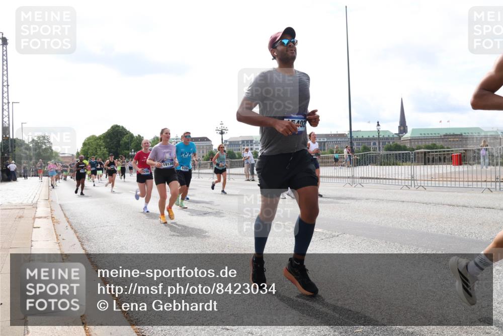 29.06.2025 - hella hamburg halbmarathon Lena Gebhardt http://msf.ph/oto/8423034 29.06.2025 10:18:52 Lombardsbrücke 19130, 5264, 402, 1234, 1349, 1521, 1718, 1755, 1820, 2096, 2703, 2781, 2802, 2821, 3026, 3105, 3118, 3202, 3529, 3591, 3592, 3631, 4123, 4383, 4718, 4802, 4845, 5034, 5049, 5098, 5264, 5266, 5323, 5834, 5910, 6194, 6249, 6332, 6413, 6477, 6482, 6533, 6736, 7051, 7121, 7160, 7214, 7252, 7454, 8341, 8665, 8780, 9270, 9272, 9276, 9505, 9549, 9586, 9652, 9658, 9748, 9756, 9757, 10037, 10172, 10467, 10502, 10687, 10816, 12541, 12548, 12552, 12703 meine-sportfotos.de
