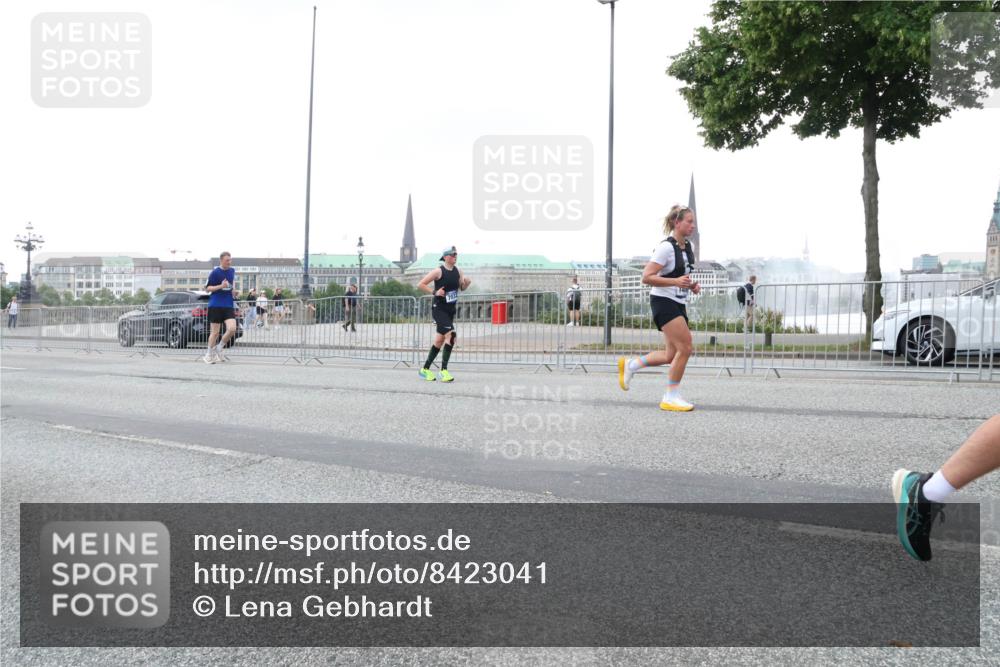 29.06.2025 - hella hamburg halbmarathon Lena Gebhardt http://msf.ph/oto/8423041 29.06.2025 10:52:56 Lombardsbrücke 1369, 1826, 2146, 2291, 2362, 2420, 2528, 2701, 2983, 2988, 3140, 3227, 3787, 4591, 4626, 4729, 5360, 6135, 6521, 7032, 7511, 7681, 7737, 8641, 9068, 9070, 9103, 9545, 10055, 10080, 10392, 10417, 10568, 10600, 10661, 10879, 10928, 10981, 11520, 11524, 11919, 12127, 12128, 12994, 13489, 13916, 13917, 14009, 14038, 14765, 14807, 14977, 14979, 16137 meine-sportfotos.de