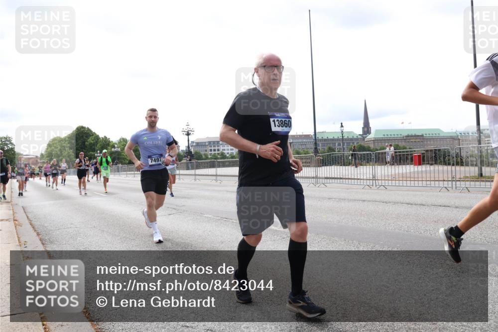 29.06.2025 - hella hamburg halbmarathon Lena Gebhardt http://msf.ph/oto/8423044 29.06.2025 10:28:06 Lombardsbrücke 7497, 13860, 1148, 2080, 3389, 3445, 5177, 5369, 5604, 5847, 6214, 6632, 7497, 7667, 7764, 7978, 8085, 8215, 8327, 9567, 9653, 9654, 9688, 10412, 10413, 11692, 11739, 12780, 12823, 12842, 13043, 13045, 13296, 13568, 13678, 13860, 14017, 14155, 14206, 15123, 15607, 15608, 16569, 16804, 16838, 18256, 18301, 18626 meine-sportfotos.de