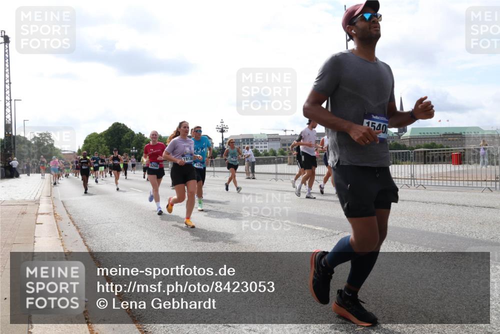 29.06.2025 - hella hamburg halbmarathon Lena Gebhardt http://msf.ph/oto/8423053 29.06.2025 10:18:53 Lombardsbrücke 5266, 19130, 5264, 1540, 1234, 1349, 1521, 1718, 1755, 1820, 2096, 2703, 2781, 2802, 2821, 3026, 3105, 3118, 3202, 3529, 3591, 3592, 3631, 4123, 4383, 4718, 4802, 4845, 5034, 5049, 5098, 5264, 5266, 5323, 5834, 5910, 6194, 6249, 6332, 6413, 6477, 6482, 6533, 6736, 7051, 7121, 7160, 7214, 7252, 7454, 8341, 8665, 8780, 9270, 9272, 9276, 9505, 9549, 9586, 9652, 9658, 9748, 9756, 9757, 10037, 10172, 10467, 10502, 10687, 10816, 12541, 12548, 12552, 12703 meine-sportfotos.de