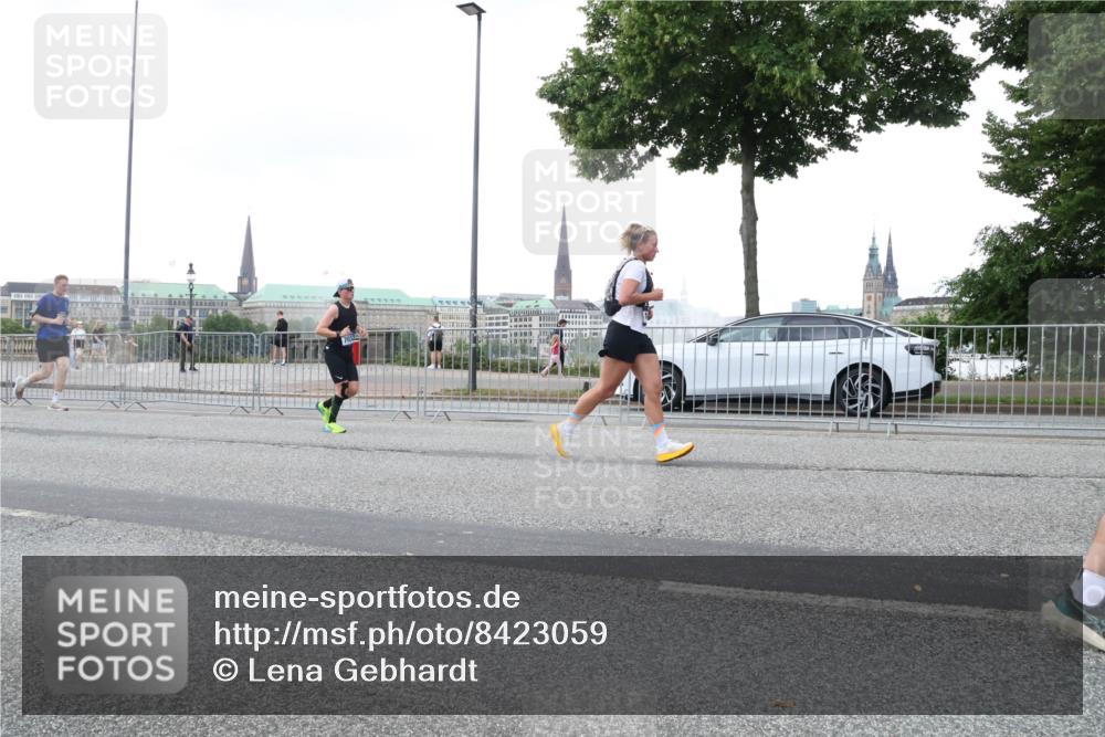 29.06.2025 - hella hamburg halbmarathon Lena Gebhardt http://msf.ph/oto/8423059 29.06.2025 10:52:56 Lombardsbrücke 1369, 1826, 2146, 2291, 2362, 2420, 2528, 2701, 2983, 2988, 3140, 3227, 3787, 4591, 4626, 4729, 5360, 6135, 6521, 7032, 7511, 7681, 7737, 8641, 9068, 9070, 9103, 9545, 10055, 10080, 10392, 10417, 10568, 10600, 10661, 10879, 10928, 10981, 11520, 11524, 11919, 12127, 12128, 12994, 13489, 13916, 13917, 14009, 14038, 14765, 14807, 14977, 14979, 16137 meine-sportfotos.de