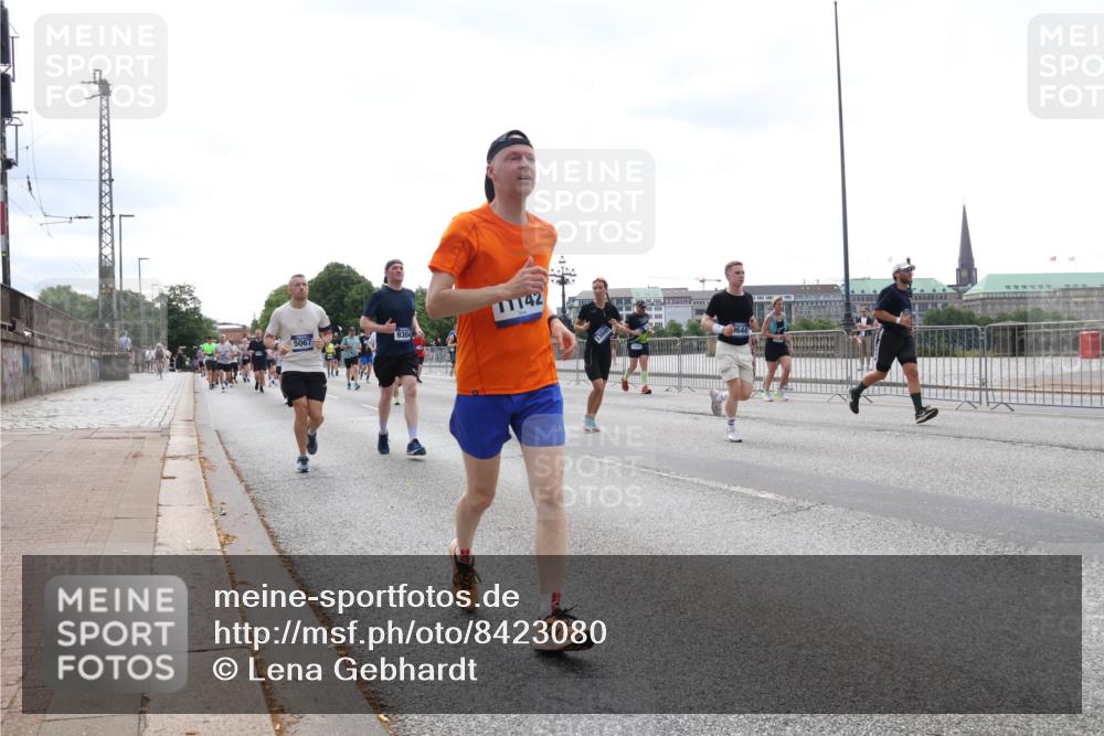 29.06.2025 - hella hamburg halbmarathon Lena Gebhardt http://msf.ph/oto/8423080 29.06.2025 10:43:05 Lombardsbrücke 5067, 9304, 11142, 13049, 1149, 1155, 1467, 1656, 1788, 1816, 1878, 1964, 2103, 2158, 2267, 2361, 2401, 2450, 2509, 2940, 2941, 2971, 3074, 3238, 3283, 3329, 3378, 3518, 3638, 3764, 4056, 4092, 4105, 4177, 4302, 4334, 4385, 4680, 5067, 5268, 5417, 5610, 5720, 5755, 5967, 6120, 6764, 7043, 7461, 7513, 7872, 8161, 8184, 8435, 8795, 8991, 9072, 9304, 9378, 9644, 9976, 10008, 10180, 10454, 10697, 11142, 11710, 12151, 12441, 13049, 13241 meine-sportfotos.de