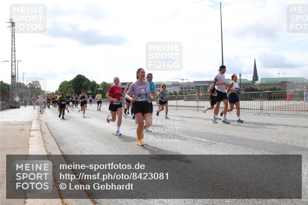 29.06.2025 - hella hamburg halbmarathon Lena Gebhardt http://msf.ph/oto/8423081 29.06.2025 10:18:53 Lombardsbrücke 5266, 19130, 1234, 1349, 1521, 1718, 1755, 1820, 2096, 2703, 2781, 2802, 2821, 3026, 3105, 3118, 3202, 3529, 3591, 3592, 3631, 4123, 4383, 4718, 4802, 4845, 5034, 5049, 5098, 5264, 5266, 5323, 5834, 5910, 6194, 6249, 6332, 6413, 6477, 6482, 6533, 6736, 7051, 7121, 7160, 7214, 7252, 7454, 8341, 8665, 8780, 9270, 9272, 9276, 9505, 9549, 9586, 9652, 9658, 9748, 9756, 9757, 10037, 10172, 10467, 10502, 10687, 10816, 12541, 12548, 12552, 12703 meine-sportfotos.de