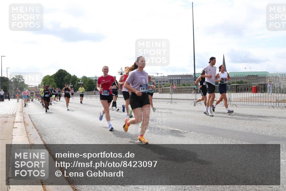 29.06.2025 - hella hamburg halbmarathon Lena Gebhardt http://msf.ph/oto/8423097 29.06.2025 10:18:53 Lombardsbrücke 5266, 19130, 1234, 1349, 1521, 1718, 1755, 1820, 2096, 2703, 2781, 2802, 2821, 3026, 3105, 3118, 3202, 3529, 3591, 3592, 3631, 4123, 4383, 4718, 4802, 4845, 5034, 5049, 5098, 5264, 5266, 5323, 5834, 5910, 6194, 6249, 6332, 6413, 6477, 6482, 6533, 6736, 7051, 7121, 7160, 7214, 7252, 7454, 8341, 8665, 8780, 9270, 9272, 9276, 9505, 9549, 9586, 9652, 9658, 9748, 9756, 9757, 10037, 10172, 10467, 10502, 10687, 10816, 12541, 12548, 12552, 12703 meine-sportfotos.de