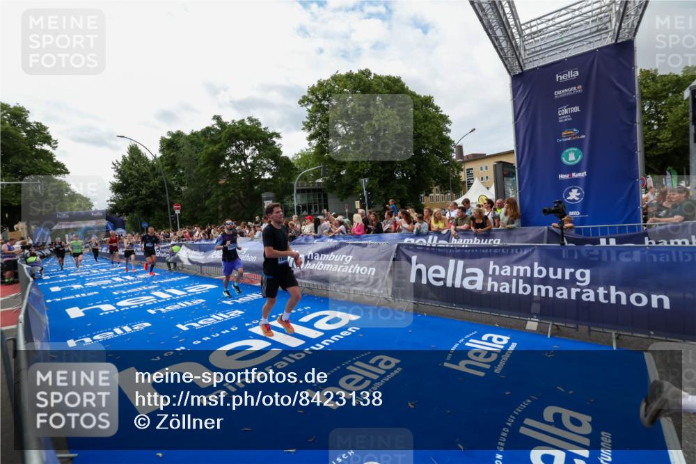 29.06.2025 - hella hamburg halbmarathon Zöllner http://msf.ph/oto/8423138 29.06.2025 10:32:57 Ziel 4463, 4749, 6358, 10453, 12290, 13686, 16425, 18687, 19059 meine-sportfotos.de