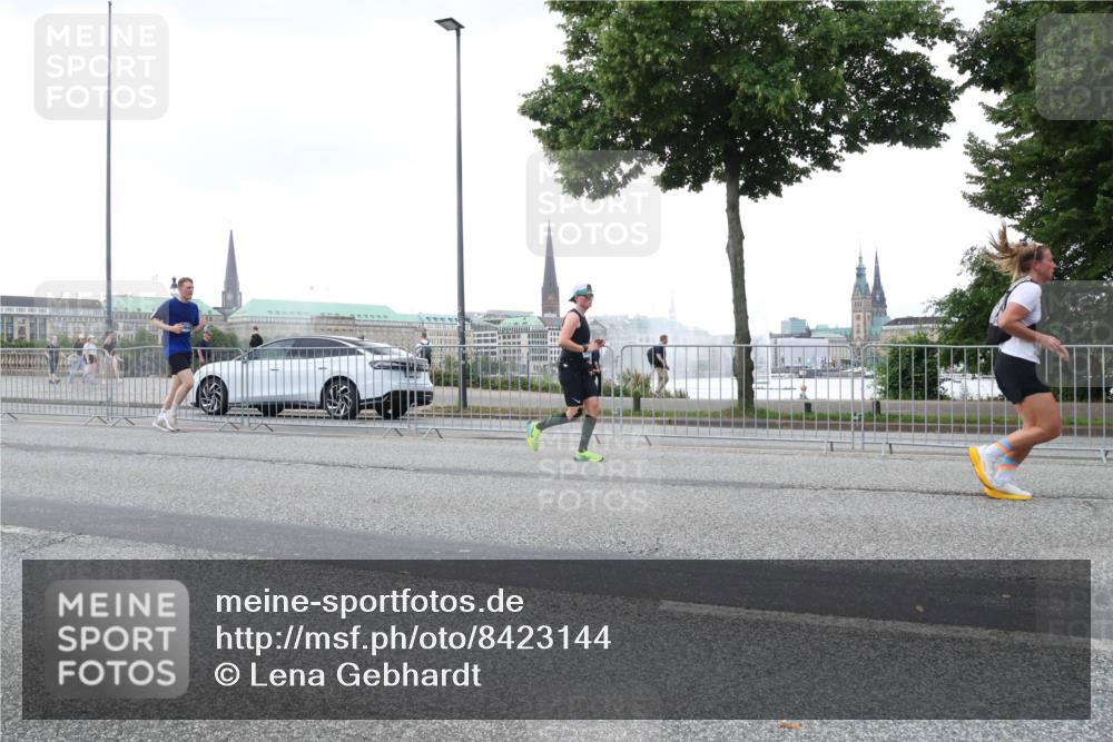 29.06.2025 - hella hamburg halbmarathon Lena Gebhardt http://msf.ph/oto/8423144 29.06.2025 10:52:57 Lombardsbrücke 1369, 1826, 2146, 2291, 2362, 2420, 2701, 2983, 2988, 3140, 3227, 3787, 4591, 4626, 4729, 5360, 5428, 6135, 6521, 7032, 7511, 7681, 7737, 8641, 9068, 9070, 9545, 10055, 10392, 10417, 10568, 10600, 10661, 10879, 10928, 10981, 11520, 11524, 11919, 12127, 12128, 12994, 13489, 13916, 13917, 14009, 14038, 14765, 14807, 14977, 14979, 16137 meine-sportfotos.de