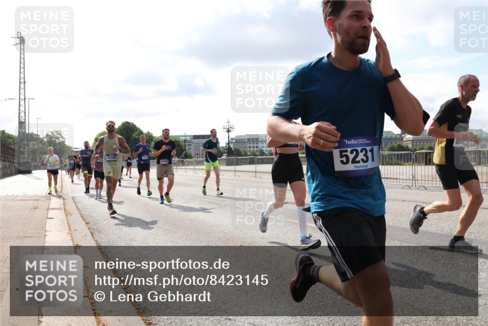 29.06.2025 - hella hamburg halbmarathon Lena Gebhardt http://msf.ph/oto/8423145 29.06.2025 09:52:06 Lombardsbrücke 5231, 8504, 5336, 2710, 14462, 1057, 1139, 1312, 1353, 1468, 1569, 1604, 1631, 1763, 1903, 2653, 3305, 3437, 3618, 3697, 3852, 4865, 4871, 4915, 4991, 5014, 5047, 5129, 5231, 5336, 5690, 5987, 6373, 6490, 6700, 6705, 6711, 6770, 7092, 7185, 7710, 8074, 8346, 8359, 8564, 8900, 9114, 9348, 9358, 9444, 9547, 9659, 10319, 10375, 10493, 10669, 10691, 10934, 10978, 11021, 11062, 11495, 11679, 11714, 11821, 12438, 12623, 12711, 12772, 13728 meine-sportfotos.de