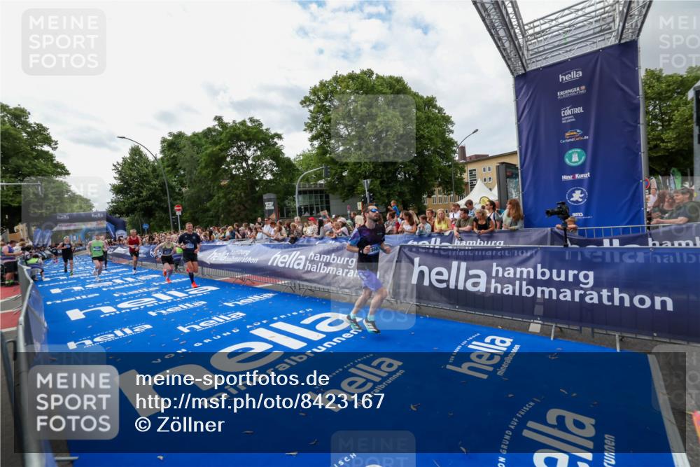 29.06.2025 - hella hamburg halbmarathon Zöllner http://msf.ph/oto/8423167 29.06.2025 10:32:58 Ziel 4463, 4749, 6358, 10453, 12290, 16425, 18679, 18687, 19059 meine-sportfotos.de