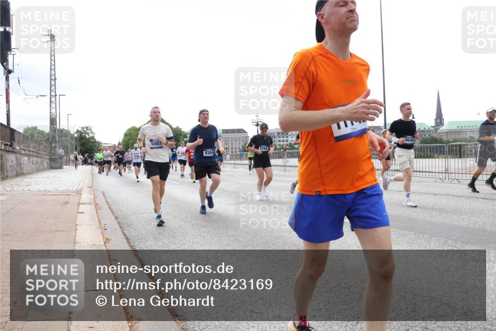 29.06.2025 - hella hamburg halbmarathon Lena Gebhardt http://msf.ph/oto/8423169 29.06.2025 10:43:05 Lombardsbrücke 5067, 9304, 3764, 1149, 1155, 1467, 1656, 1788, 1816, 1878, 1964, 2103, 2158, 2267, 2361, 2401, 2450, 2509, 2940, 2941, 2971, 3074, 3238, 3283, 3329, 3378, 3518, 3638, 3764, 4056, 4092, 4105, 4177, 4302, 4334, 4385, 4680, 5067, 5268, 5417, 5610, 5720, 5755, 5967, 6120, 6764, 7043, 7461, 7513, 7872, 8161, 8184, 8435, 8795, 8991, 9072, 9304, 9378, 9644, 9976, 10008, 10180, 10454, 10697, 11142, 11710, 12151, 12441, 13049, 13241 meine-sportfotos.de