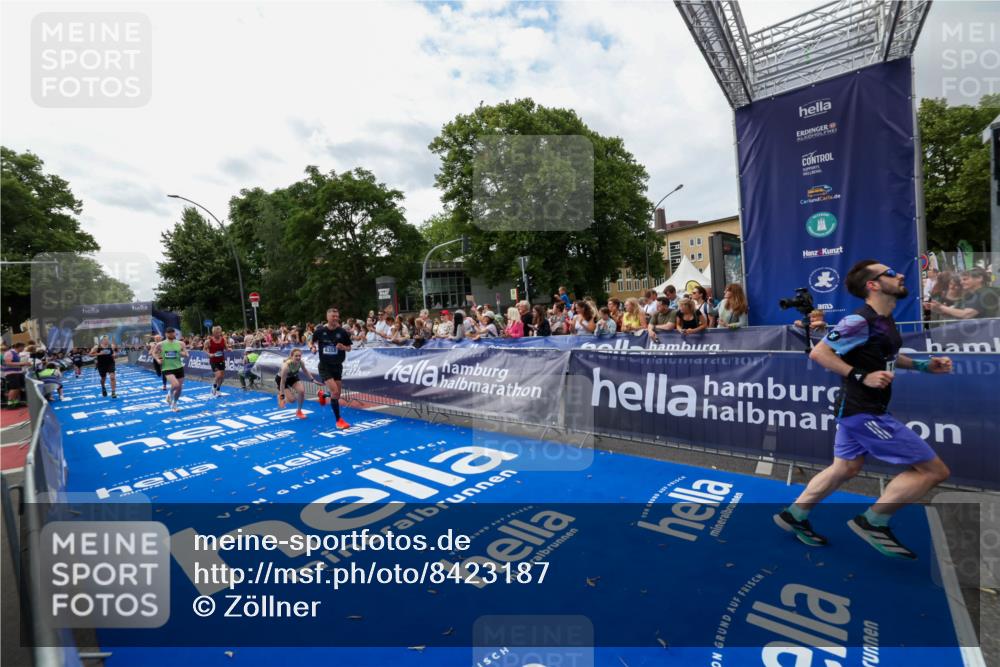 29.06.2025 - hella hamburg halbmarathon Zöllner http://msf.ph/oto/8423187 29.06.2025 10:32:58 Ziel 4463, 4749, 6358, 10453, 12290, 16425, 18679, 18687, 19059 meine-sportfotos.de