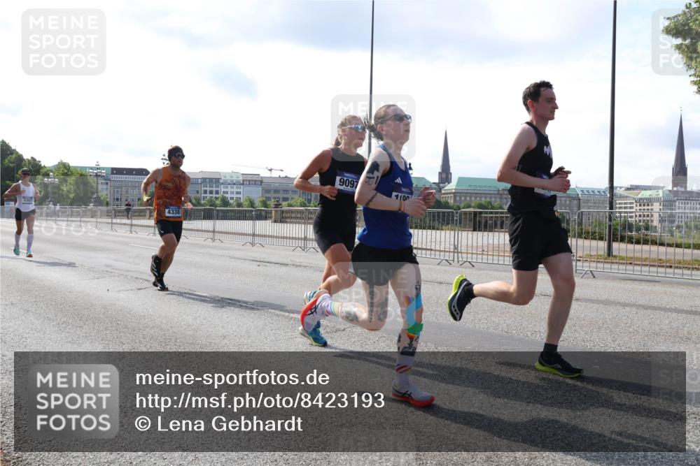 29.06.2025 - hella hamburg halbmarathon Lena Gebhardt http://msf.ph/oto/8423193 29.06.2025 09:42:59 Lombardsbrücke 5301, 4338, 9097, 1100, 4338, 5301, 5612, 7331, 7855, 9097, 9269, 9385, 10468, 11078, 11228, 11994, 12341, 12360, 12529, 12992, 13346, 13872, 13913, 14728, 14753, 14836, 16615, 17614, 18037, 18740, 19041, 19042, 19050, 19076, 19078 meine-sportfotos.de